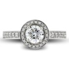 Bague de fiançailles élégante avec entourage halo et épaulée de diamants sur l'anneau