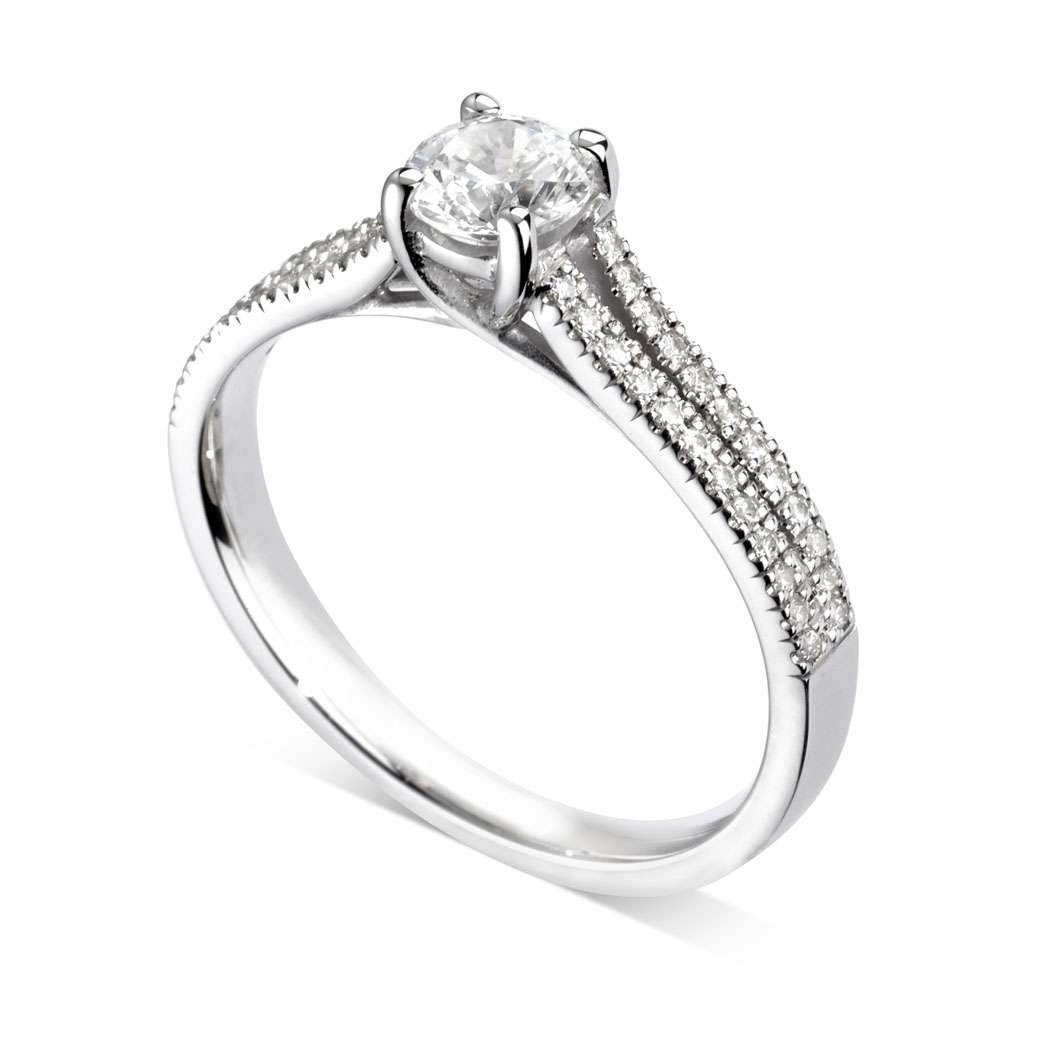 Bague diamant Etincelante en or blanc 18k à griffes en treillis et pavage sur épaules fendues