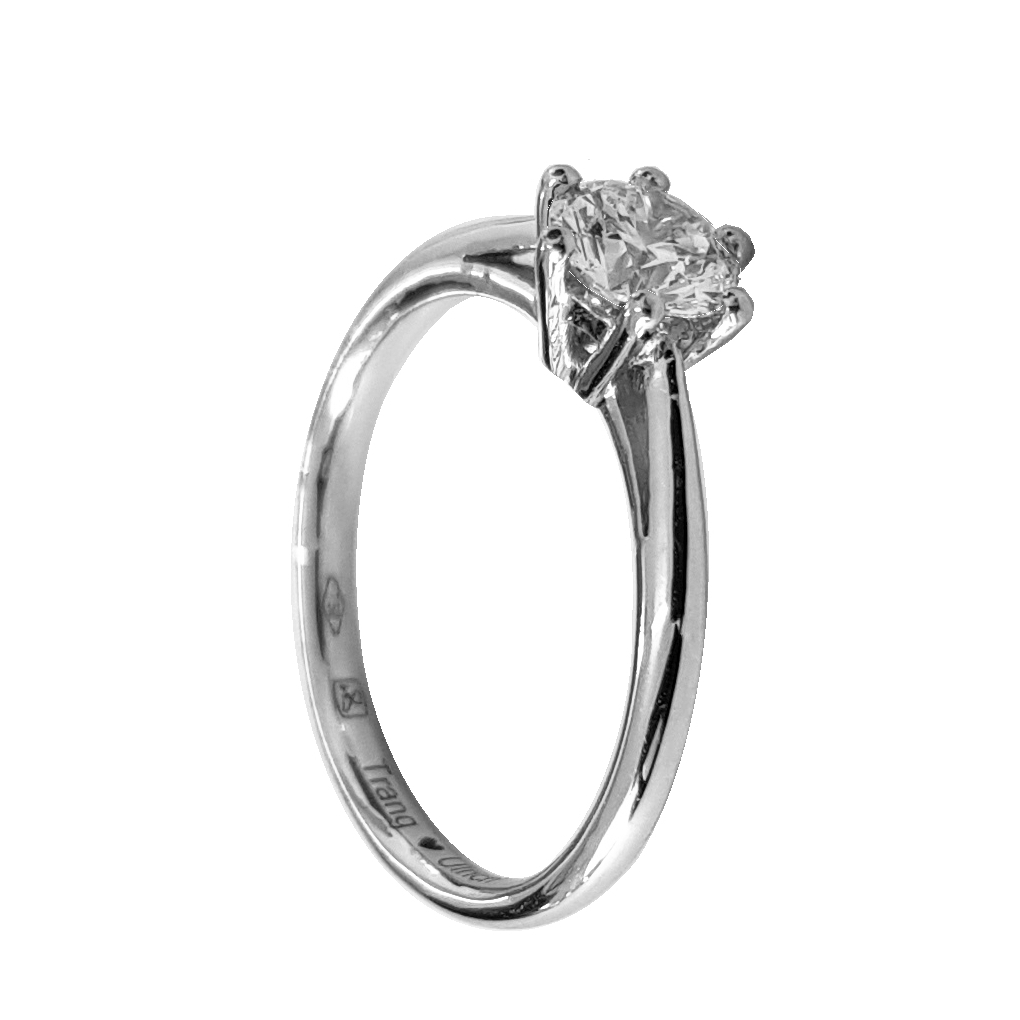 Solitaire diamant, Merveilleuse bague à six griffes et cathédrale en or blanc 18k